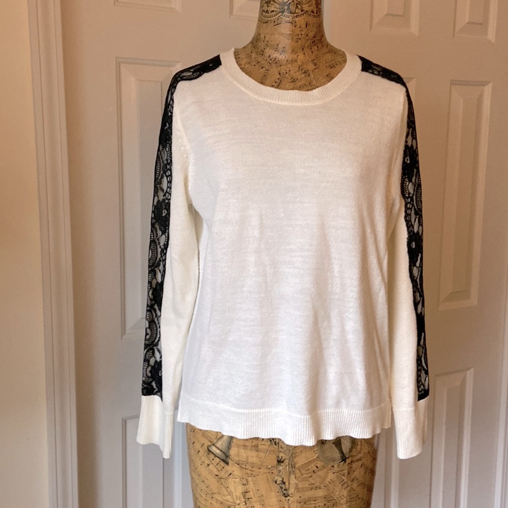 AttentionWhiteW/BlackLaceShouldertoCuff Hi-LowSplitSideCrew Neck PulloverSweater